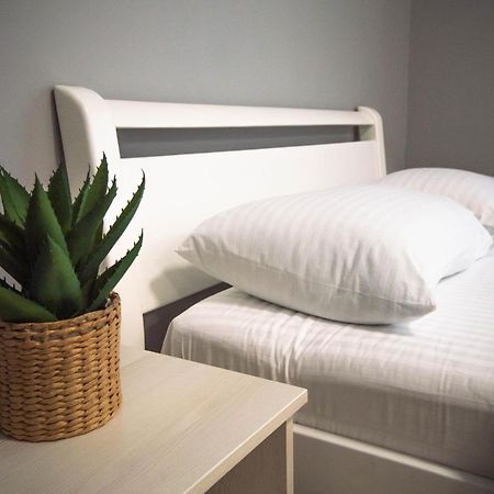 Kyiv Lesi 3 Studio Apartment Ngoại thất bức ảnh